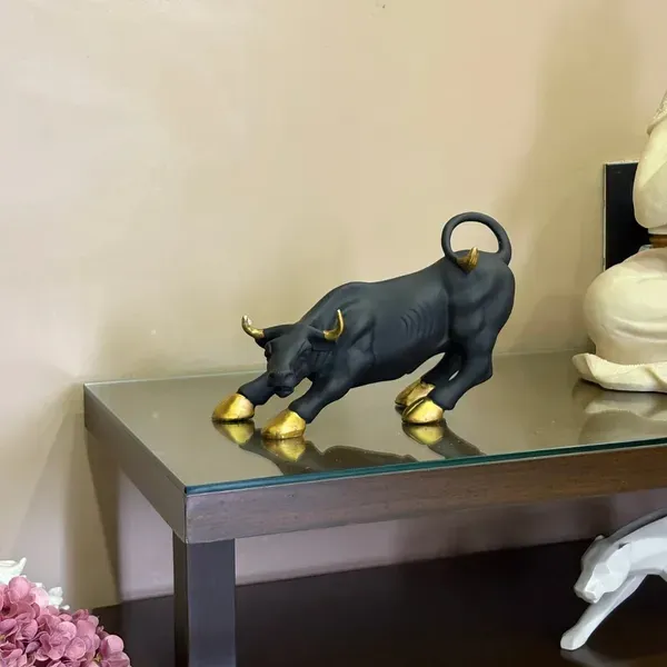 Resin_Contemporary_Charging_Bull_Statue_Gold