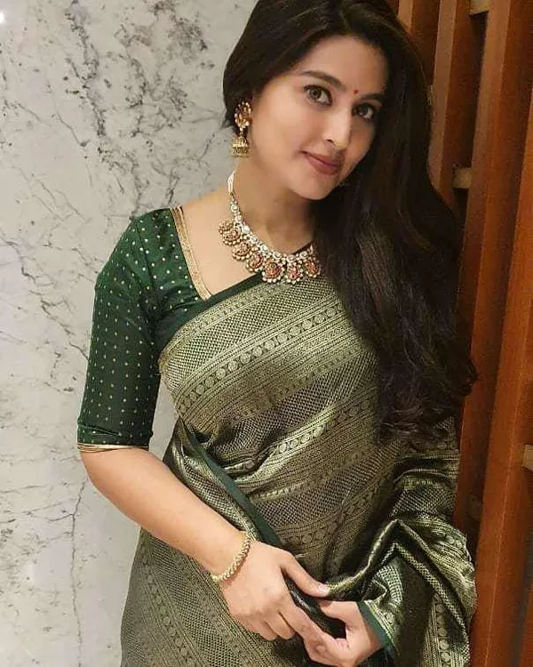 Green_Soft_Silk_Saree_With_Unstitched_Blouse_For_Women