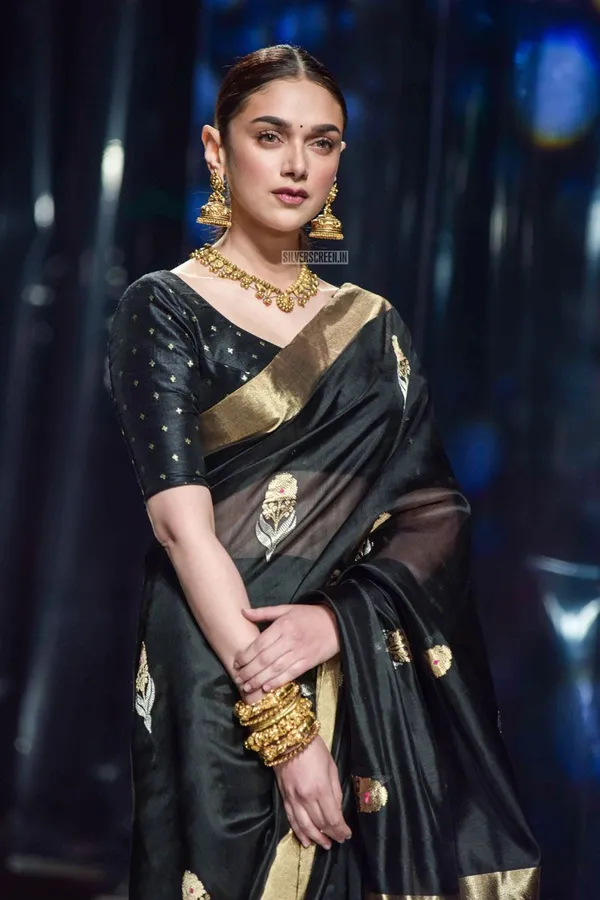 Black_Soft_Silk_Saree_With_Unstitched_Blouse_For_Women