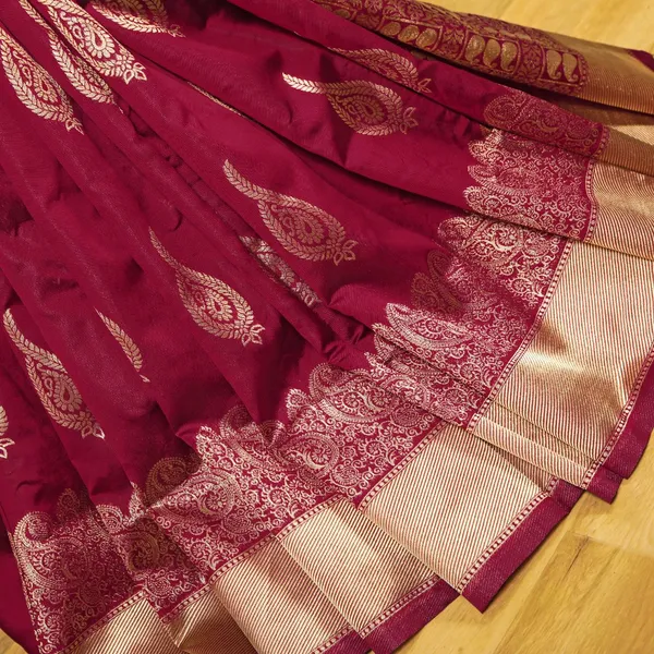 Maroon_Soft_Silk_Saree_With_Unstitched_Blouse_For_Women