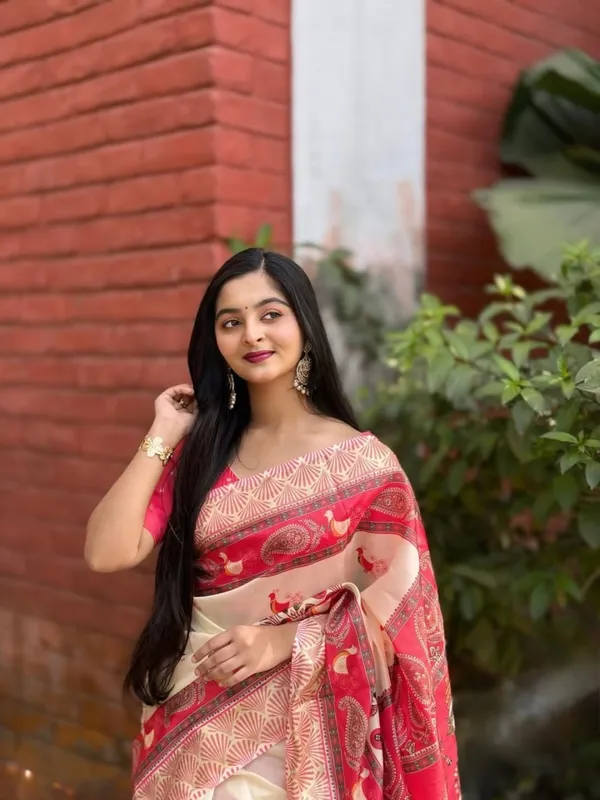 Saree_With_Unstitched_Blouse_For_Women