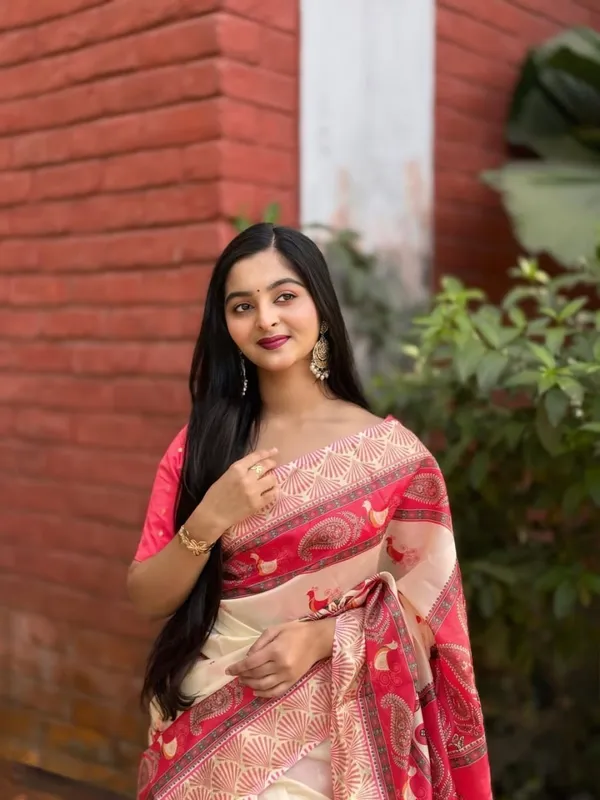 Saree_With_Unstitched_Blouse_For_Women