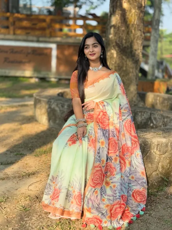 Saree_With_Unstitched_Blouse_For_Women