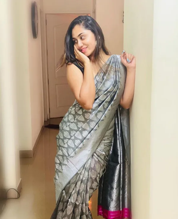 Silver_Grey_Soft_Silk_Saree_With_Unstitched_Blouse_For_Women