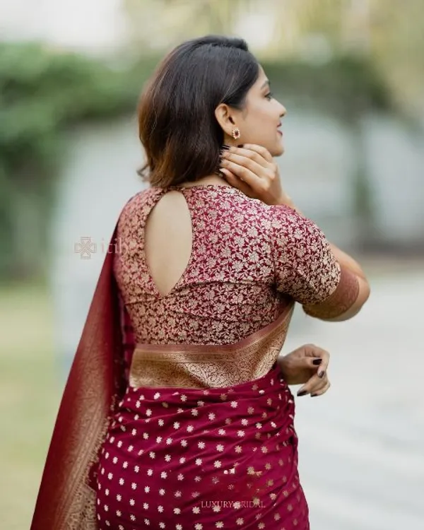 Saree_With_Unstitched_Blouse_For_Women