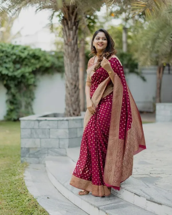 Saree_With_Unstitched_Blouse_For_Women