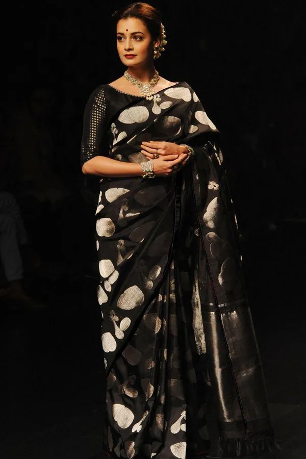 Black_Silver_Soft_Silk_Saree_With_Unstitched_Blouse_For_Women