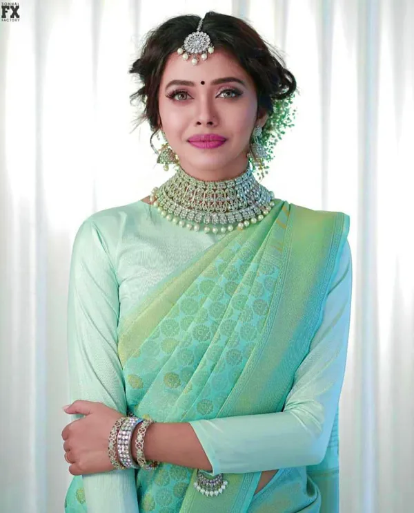 Light_Green_Soft_Silk_Saree_With_Unstitched_Blouse_For_Women