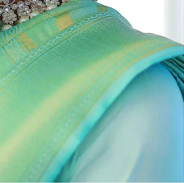 Light_Green_Soft_Silk_Saree_With_Unstitched_Blouse_For_Women