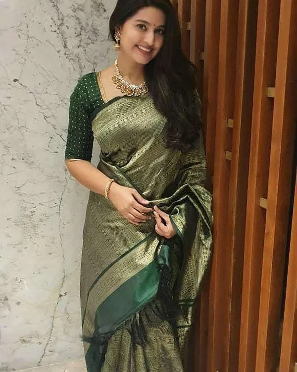Green_Soft_Silk_Saree_With_Unstitched_Blouse_For_Women