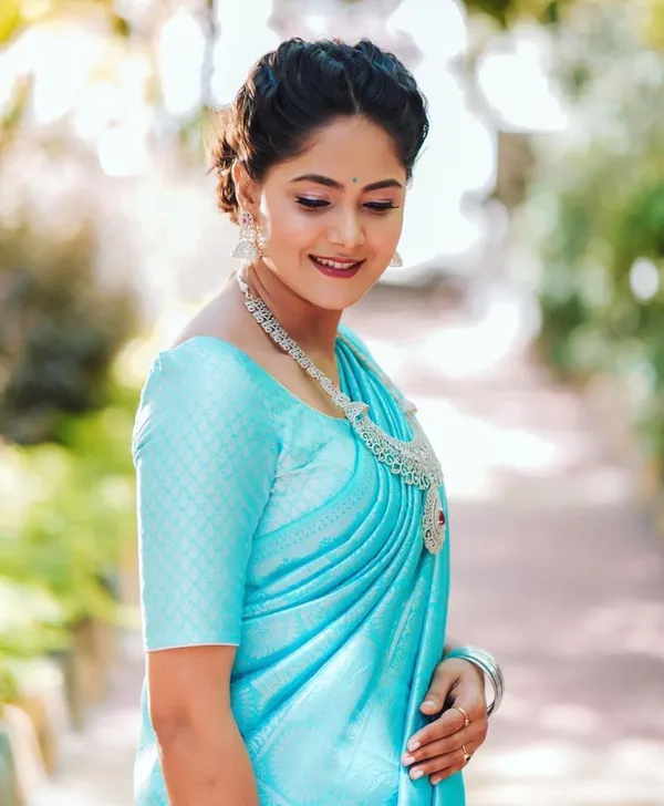 Blue_Soft_Silk_Saree_With_Unstitched_Blouse_For_Women