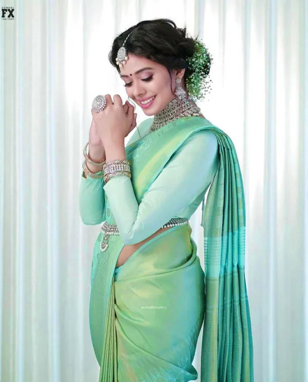 Light_Green_Soft_Silk_Saree_With_Unstitched_Blouse_For_Women