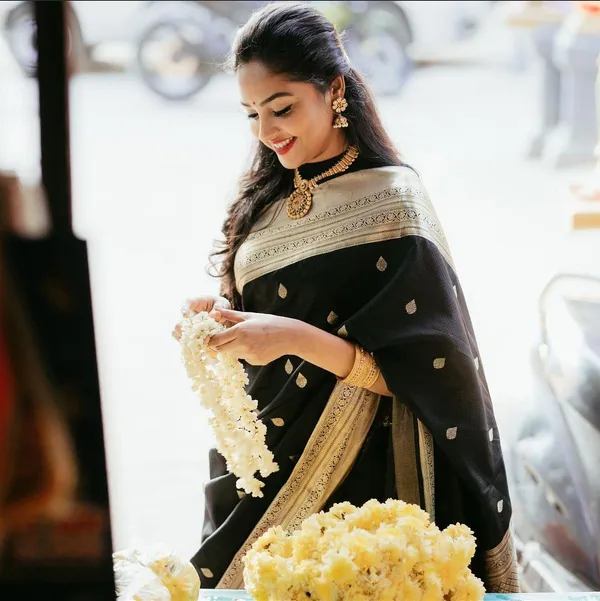 Black_Soft_Silk_Saree_With_Unstitched_Blouse_For_Women