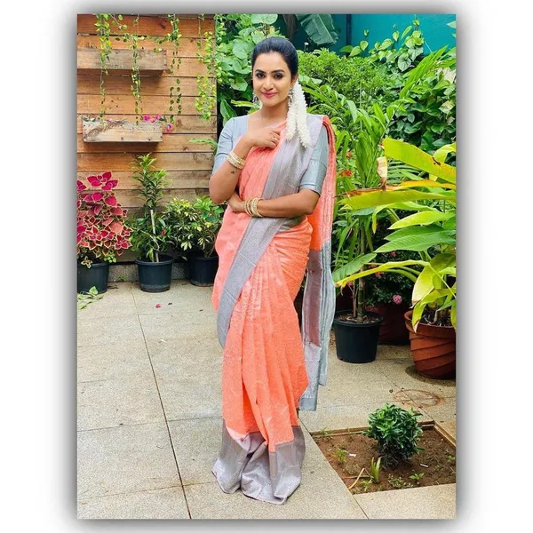 Peach_Soft_Silk_Saree_With_Unstitched_Blouse_For_Women