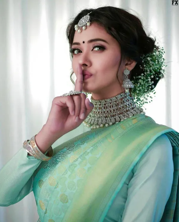 Light_Green_Soft_Silk_Saree_With_Unstitched_Blouse_For_Women