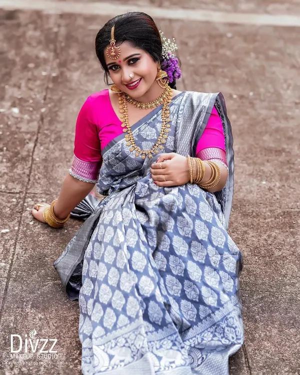 Silver_Grey_Soft_Silk_Saree_With_Unstitched_Blouse_For_Women