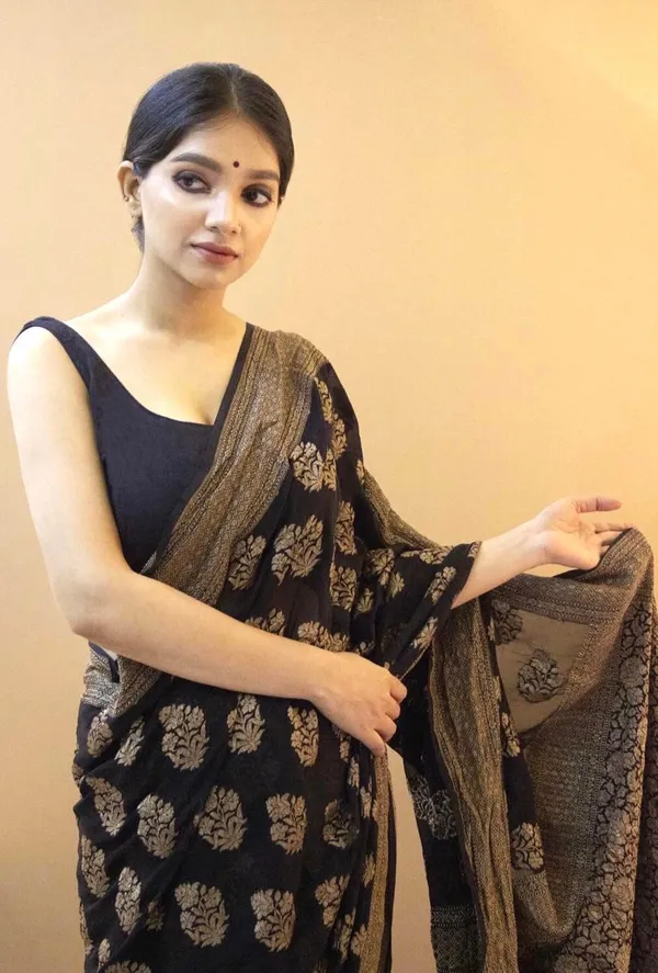 Black_Soft_Silk_Saree_With_Unstitched_Blouse_For_Women