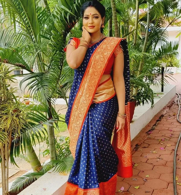 Navy_Blue_Soft_Silk_Saree_With_Unstitched_Blouse_For_Women