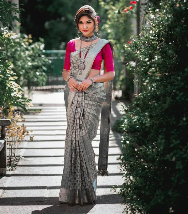 Silver_Grey_Soft_Silk_Saree_With_Unstitched_Blouse_For_Women