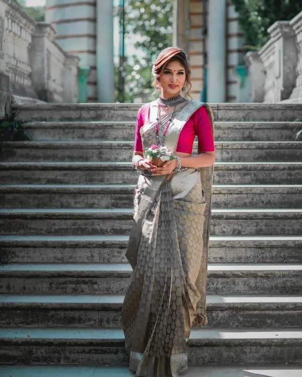 Silver_Grey_Soft_Silk_Saree_With_Unstitched_Blouse_For_Women