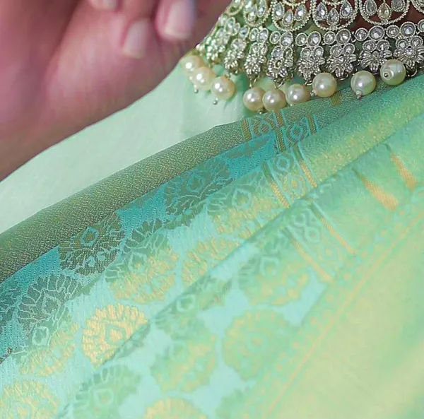 Light_Green_Soft_Silk_Saree_With_Unstitched_Blouse_For_Women