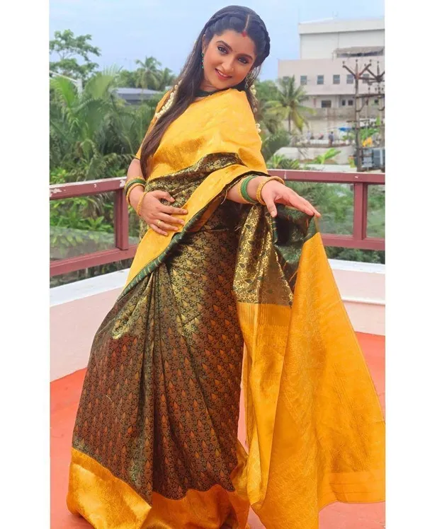 Yellow_Soft_Silk_Saree_With_Unstitched_Blouse_For_Women