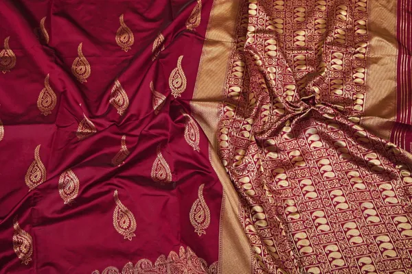 Maroon_Soft_Silk_Saree_With_Unstitched_Blouse_For_Women