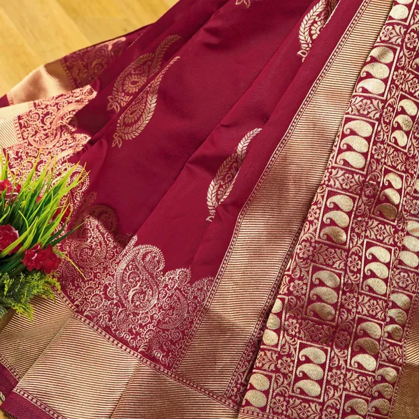 Maroon_Soft_Silk_Saree_With_Unstitched_Blouse_For_Women