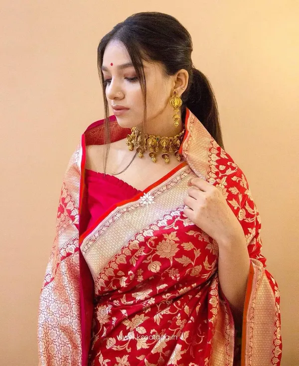 Red_Soft_Silk_Saree_With_Unstitched_Blouse_For_Women