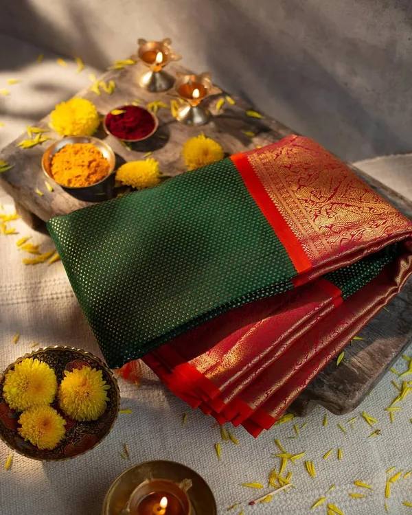 Green_Silk_Saree_With_Unstitched_Blouse_For_Women