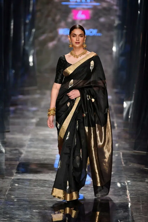 Black_Soft_Silk_Saree_With_Unstitched_Blouse_For_Women