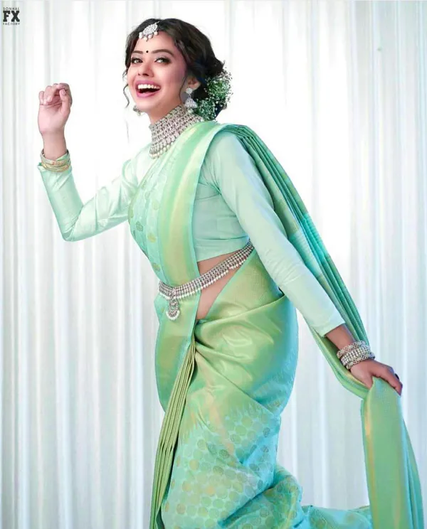 Light_Green_Soft_Silk_Saree_With_Unstitched_Blouse_For_Women
