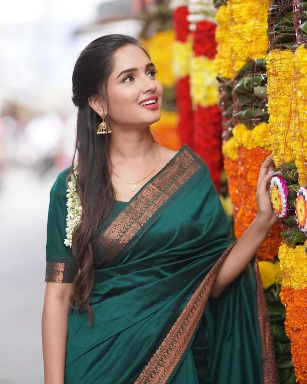 Saree_With_Unstitched_Blouse_For_Women