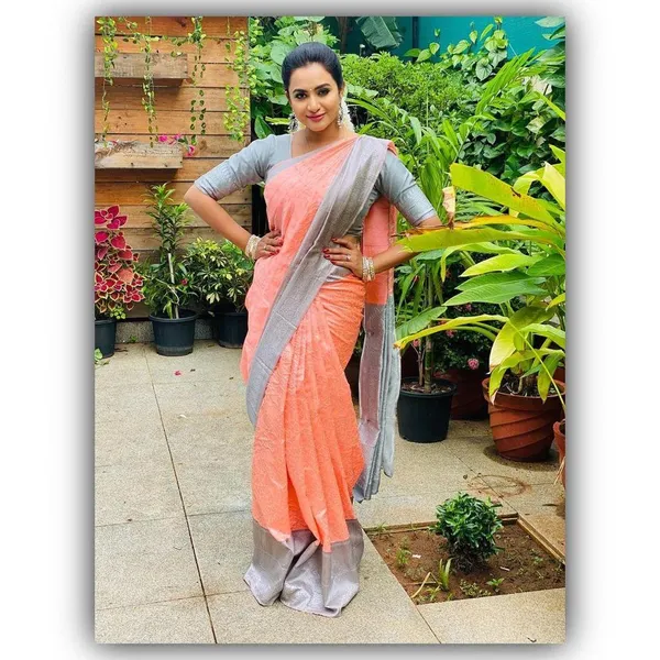 Peach_Soft_Silk_Saree_With_Unstitched_Blouse_For_Women