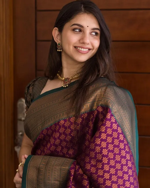 Saree_With_Unstitched_Blouse_For_Women