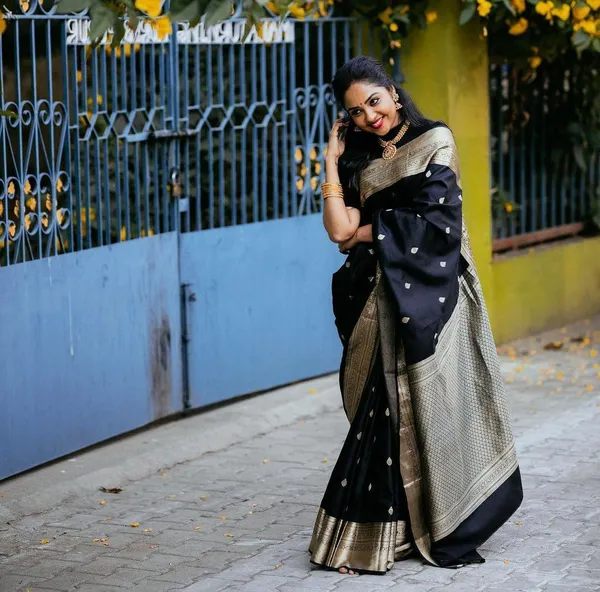 Black_Soft_Silk_Saree_With_Unstitched_Blouse_For_Women