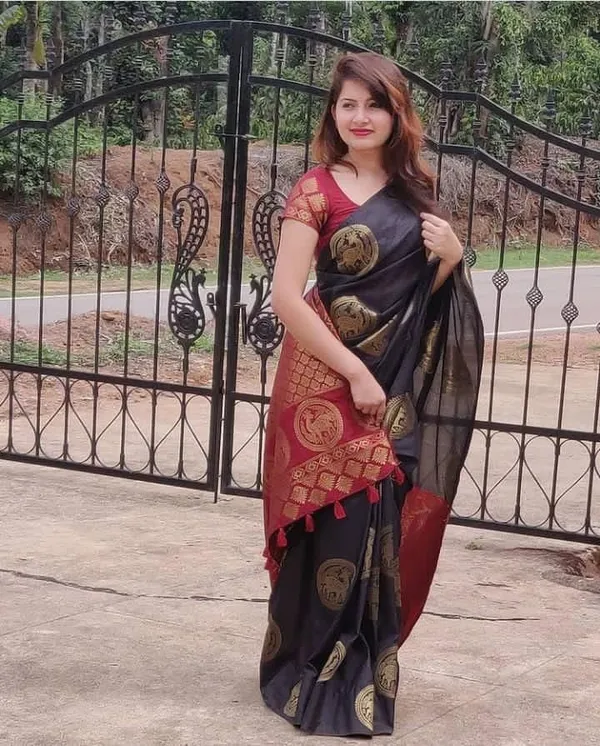 Black_Soft_Silk_Saree_With_Unstitched_Blouse_For_Women