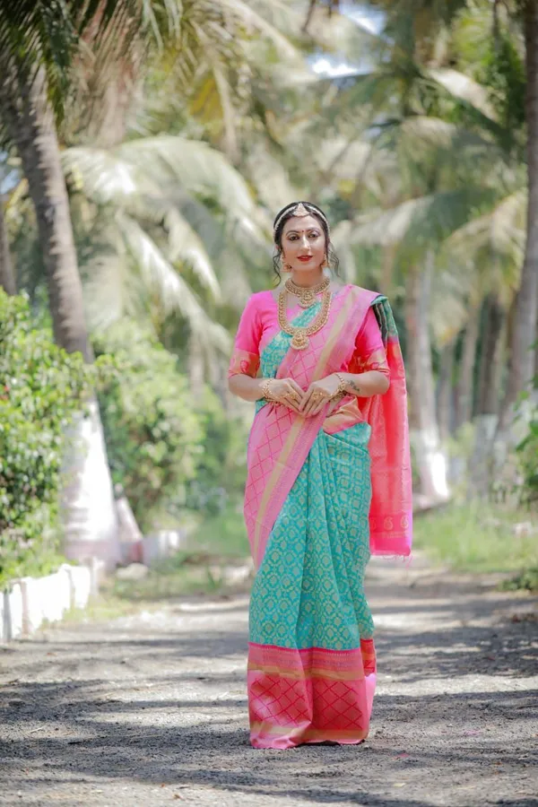 Blue_Soft_Silk_Saree_With_Unstitched_Blouse_For_Women