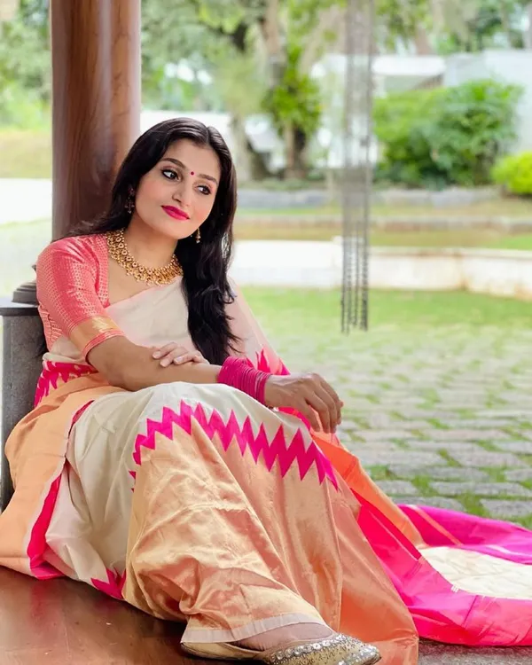 Peach_Pink_Soft_Silk_Saree_With_Unstitched_Blouse_For_Women