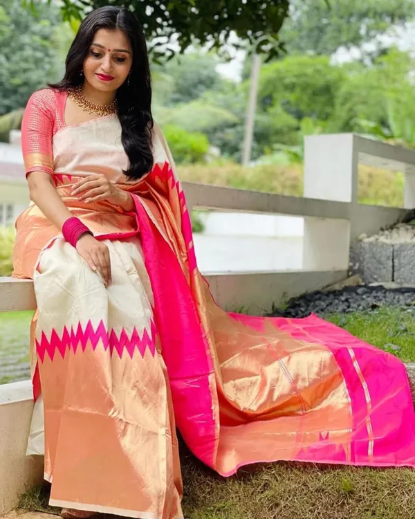 Peach_Pink_Soft_Silk_Saree_With_Unstitched_Blouse_For_Women