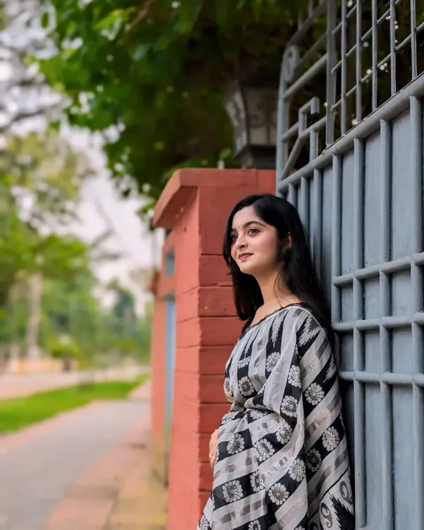 Saree_With_Unstitched_Blouse_For_Women