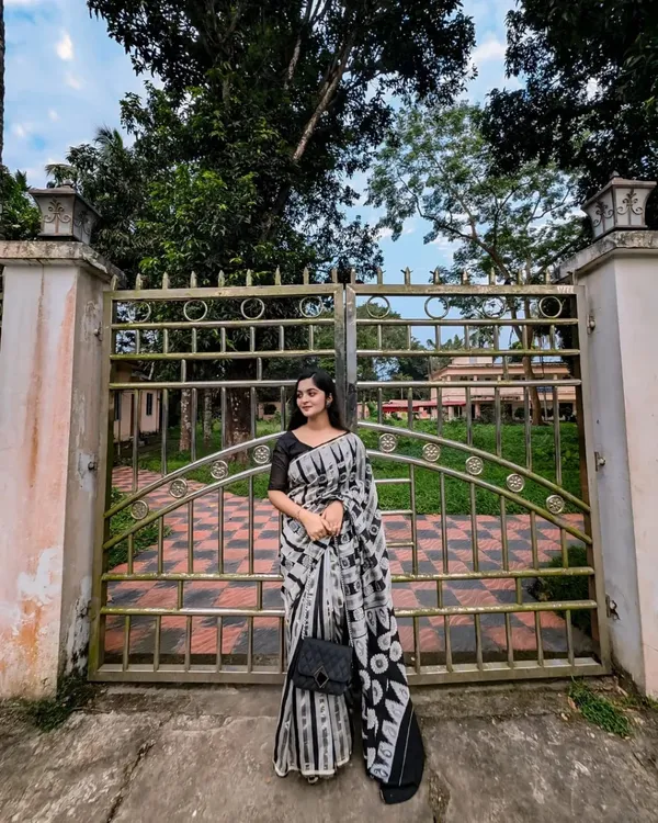 Saree_With_Unstitched_Blouse_For_Women
