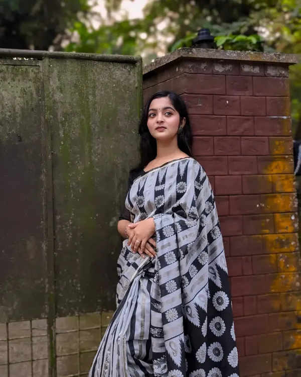 Saree_With_Unstitched_Blouse_For_Women