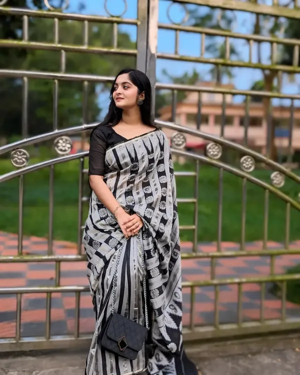 Saree_With_Unstitched_Blouse_For_Women