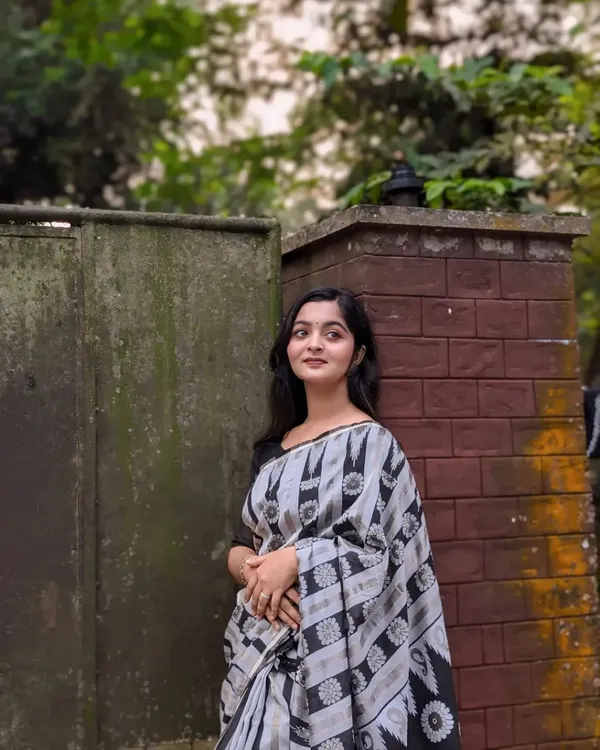 Saree_With_Unstitched_Blouse_For_Women