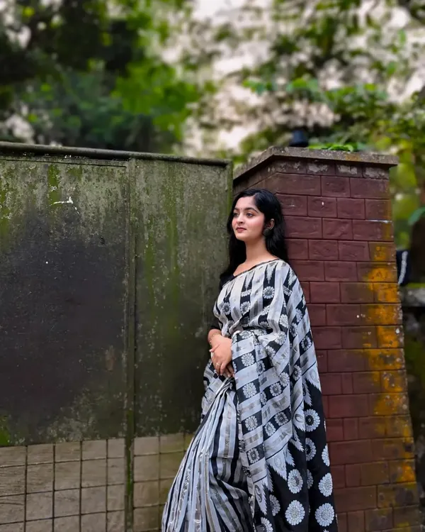 Saree_With_Unstitched_Blouse_For_Women