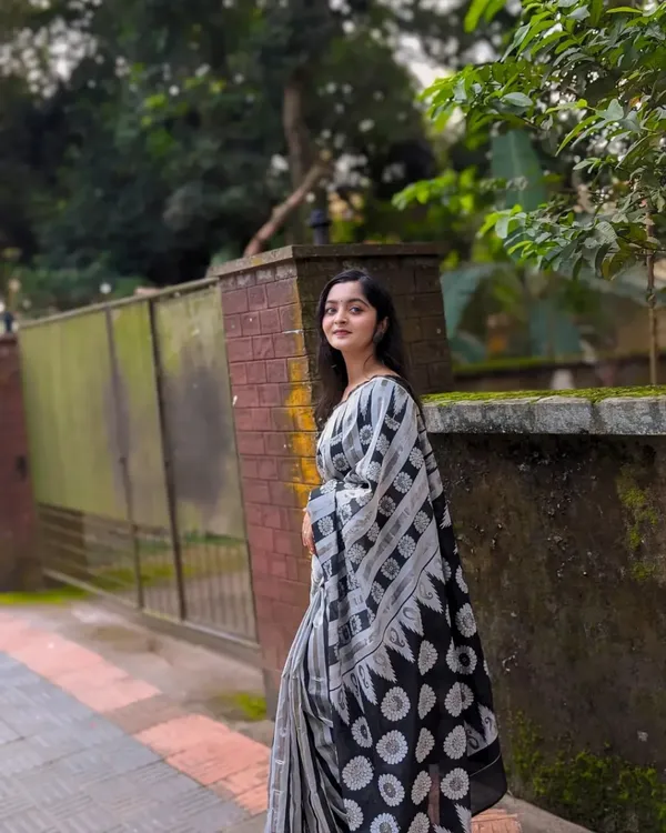 Saree_With_Unstitched_Blouse_For_Women