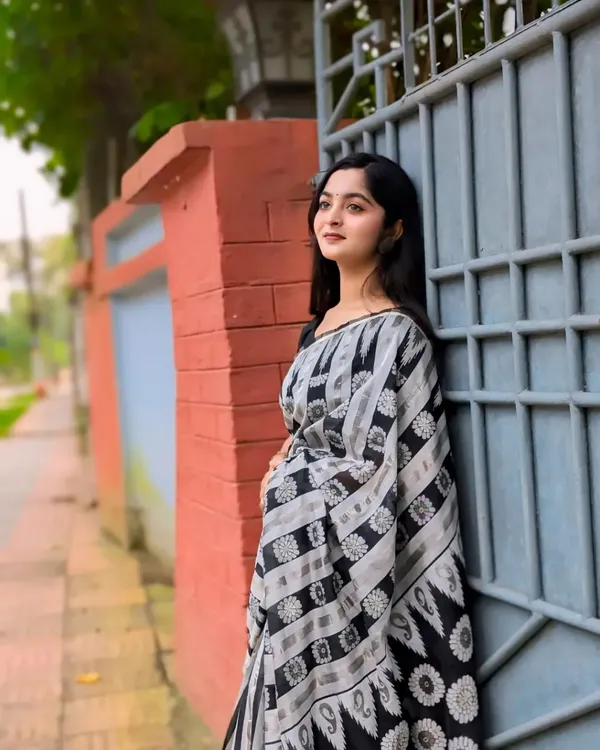 Saree_With_Unstitched_Blouse_For_Women