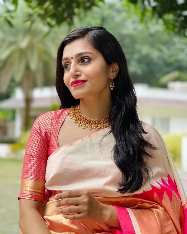 Peach_Pink_Soft_Silk_Saree_With_Unstitched_Blouse_For_Women