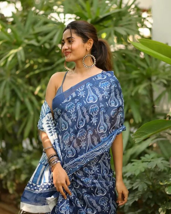 Linen_Saree_With_Unstitched_Blouse_For_Women